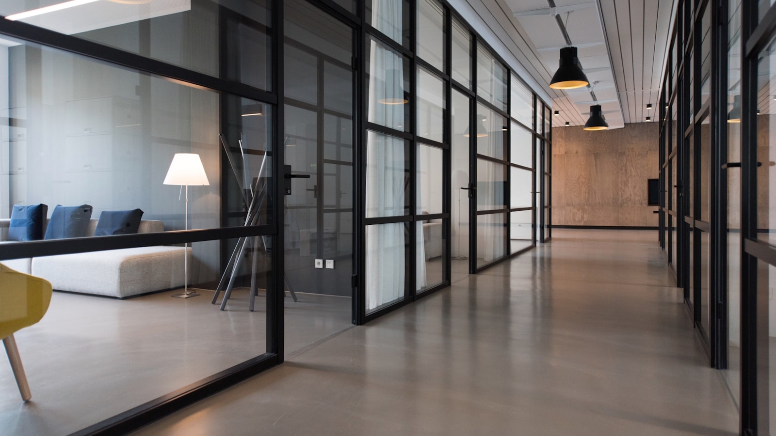 Escritório corporativo moderno em planta aberta com estações de trabalho